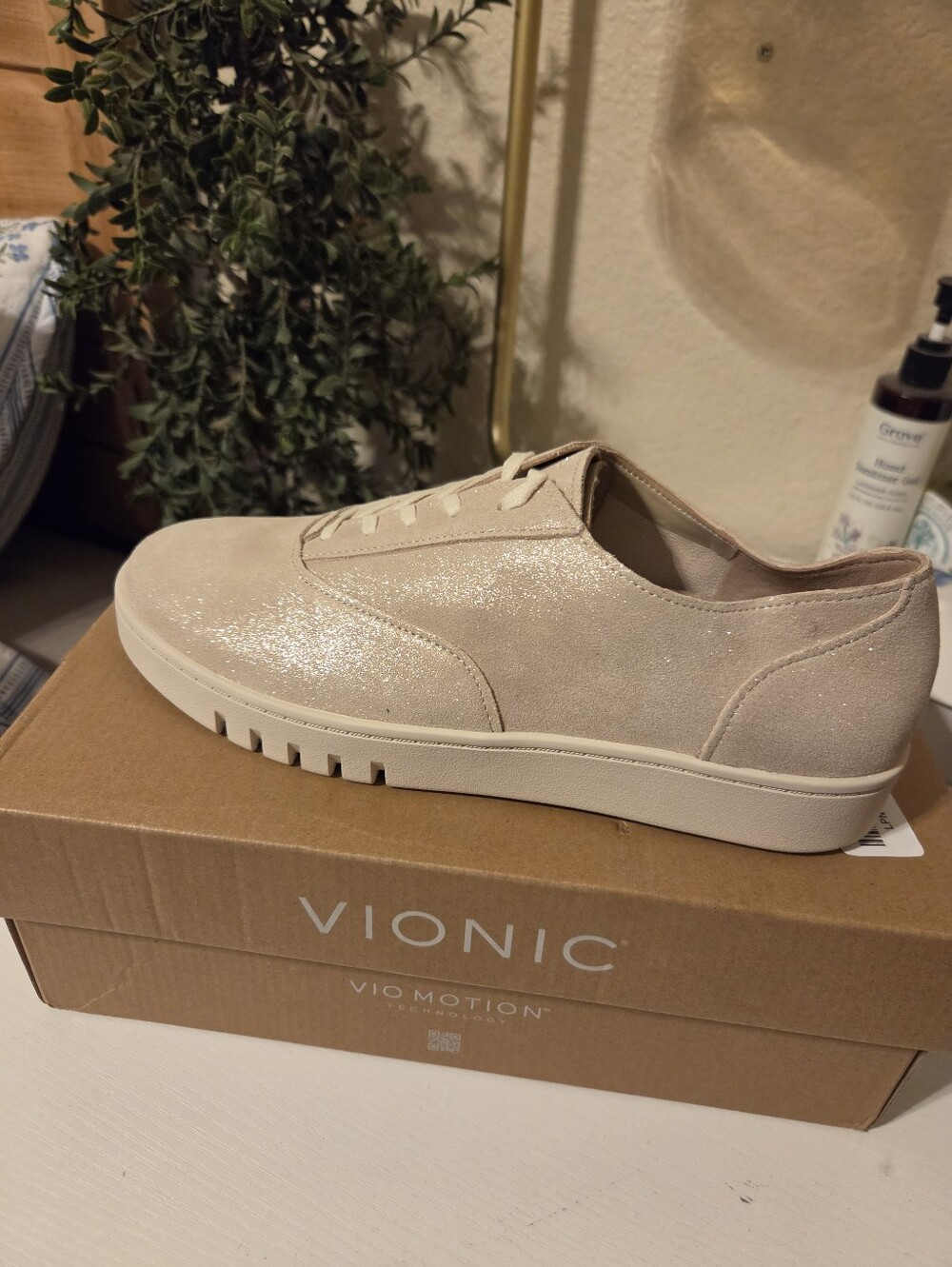 NWT Vionic Callie Gold Lace Loafer Womens Size 8.5